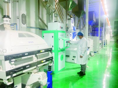 图为投用后的大米一体化生产加工线、农产品销售展示厅、稻米文化展示馆。